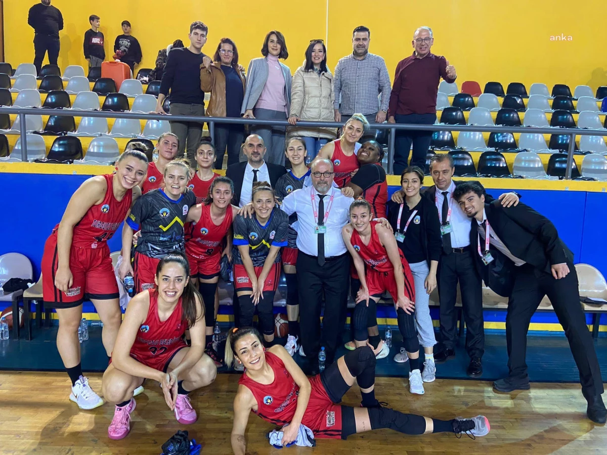 Turgutlu\'nun Kadın Basketbol Takımı Karşıyaka\'ya Karşı Galip Geldi