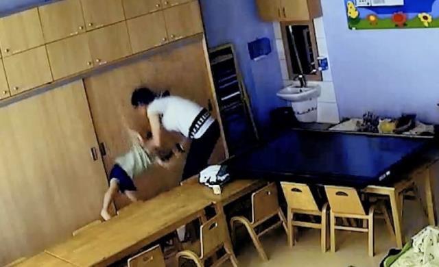 Veliler, skandal görüntülerin ortaya çıktığı kreşe akın etti: Adalete hesap verin Veliler, skandal görüntülerin ortaya çıktığı kreşe akın etti: Adalete hesap verin