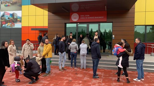 Veliler skandal görüntülerin ortaya çıktığı kreşe akın etti Veliler skandal görüntülerin ortaya çıktığı kreşe akın etti