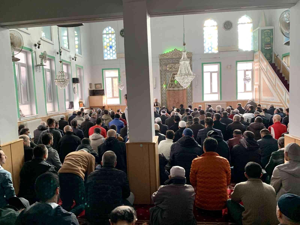 Yıkılması gündeme gelen Hal Camii\'nde Cuma namazı yoğunluğu