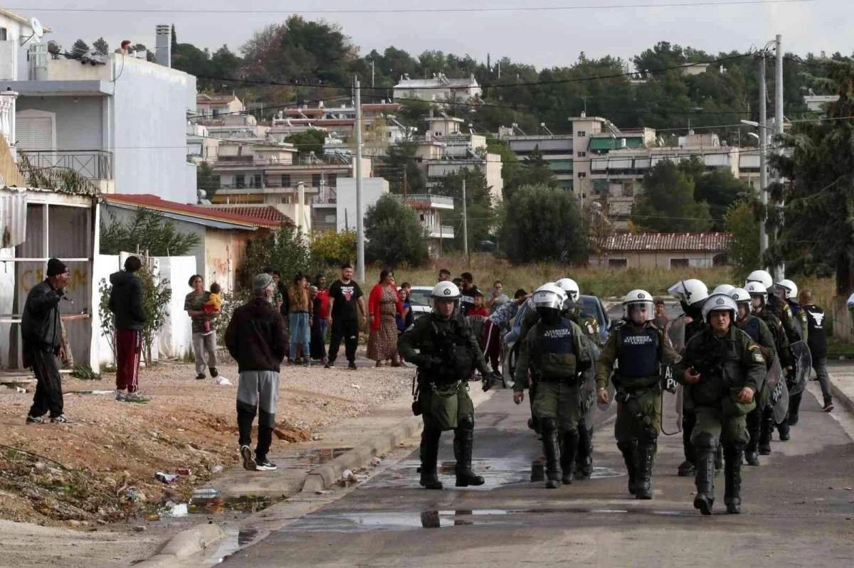 Yunanistan\'da 16 yaşındaki genci vuran polis hakim karşısında