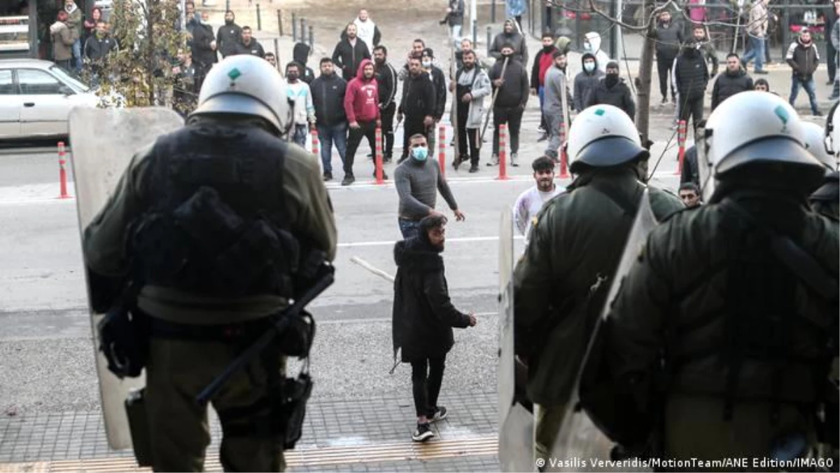 Yunanistan\'da Roman genci başından vuran polis hâkim karşısında