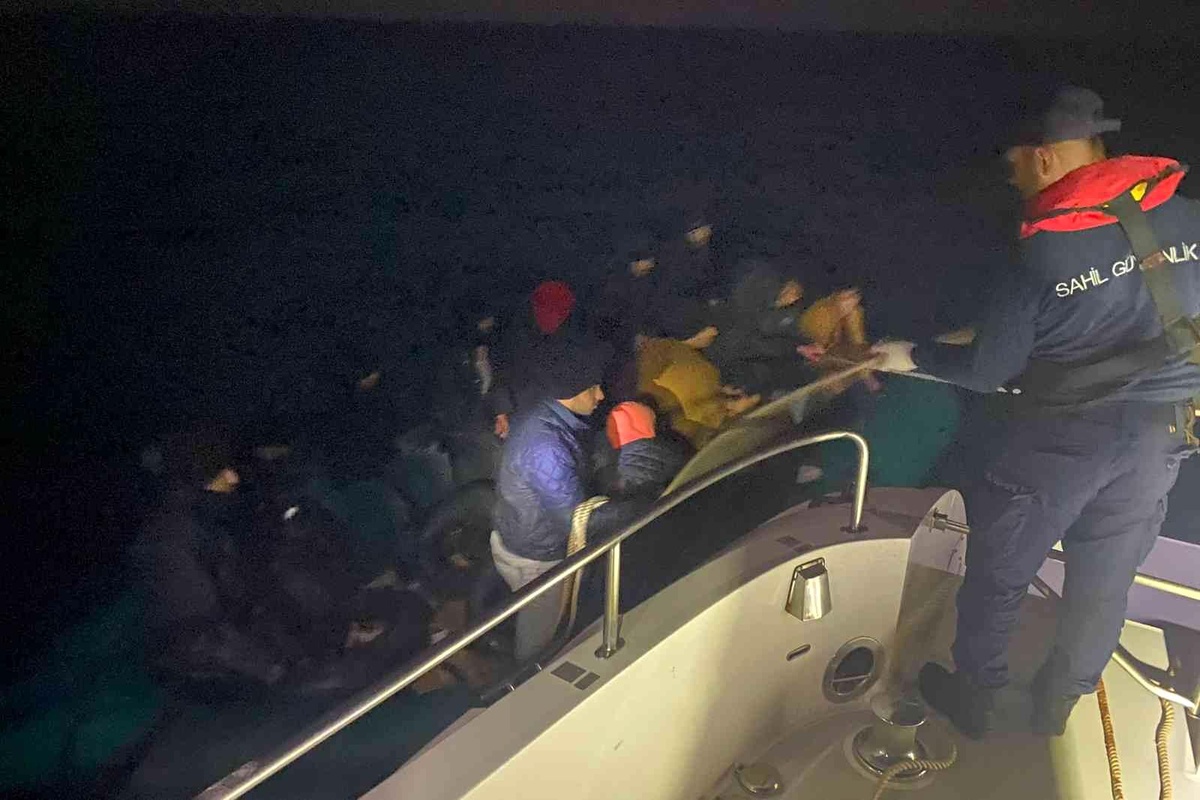 İzmir açıklarında 33 düzensiz göçmen kurtarıldı