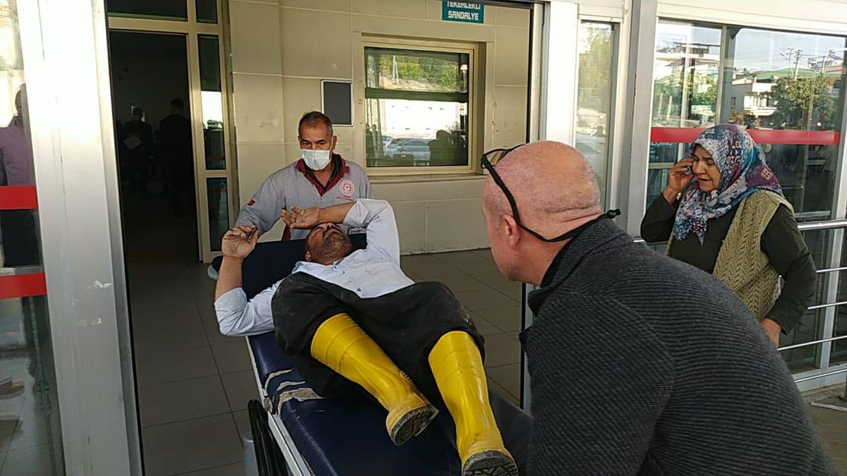 Adana\'da iki römorklu traktörün devrilmesi sonucu 35 işçi yaralandı