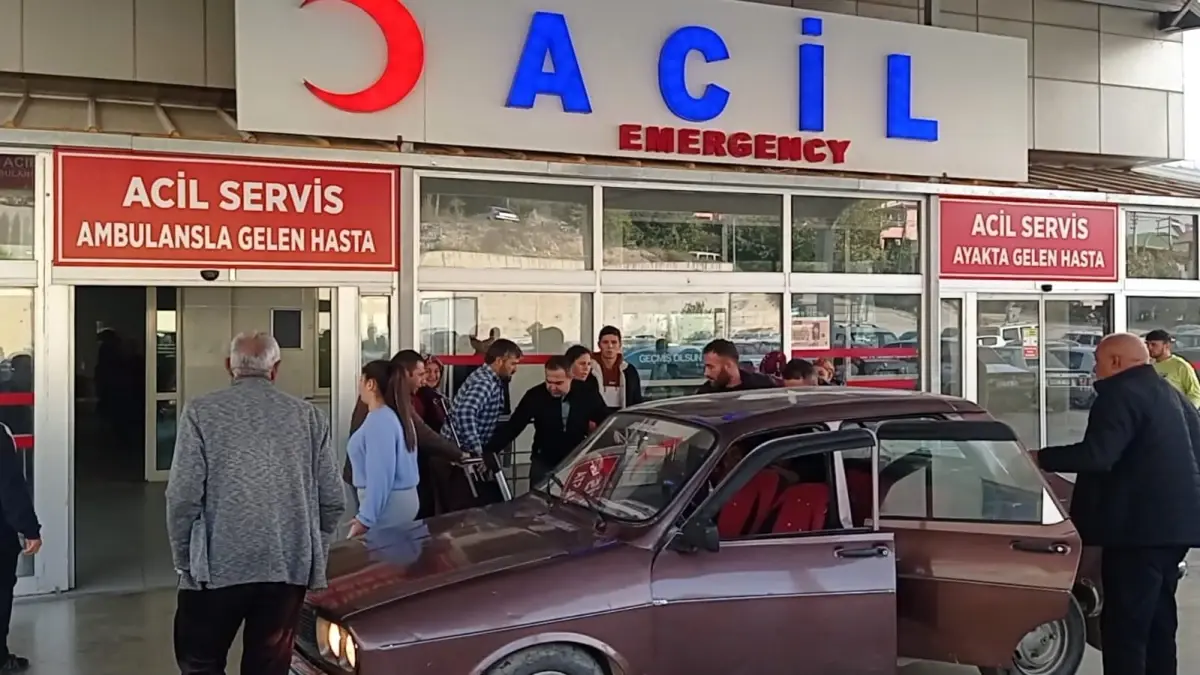 Adana'da çifte römorkun devrilmesi sonucu: 34 işçi yaralandı