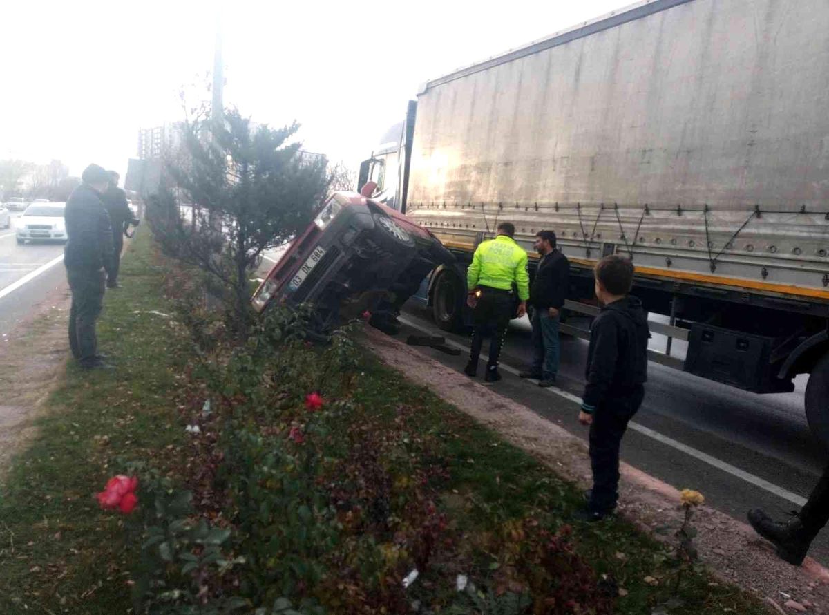 Afyonkarahisar\'da tır otomobile çarptı; 3 yaralı
