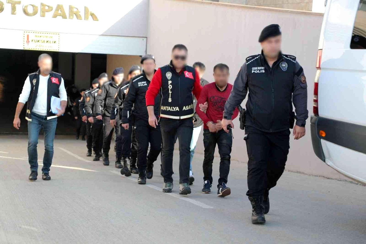 Antalya\'da aranan 74 kişi yakalandı