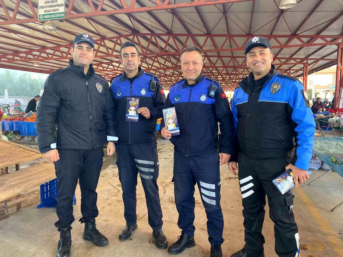 Antalya\'da polis ekipleri, pazar esnafını broşür dağıtarak dolandırıcılara karşı uyardı