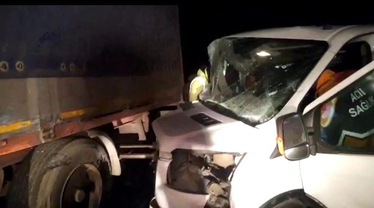 Başkale'de tır ile kamyonet çarpıştı: 4 yaralı