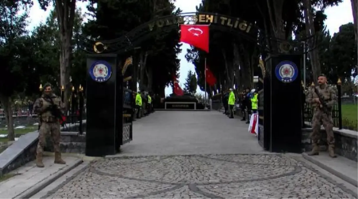 BEŞİKTAŞ\'TAKİ PATLAMADA ŞEHİT OLANLAR İÇİN İLK TÖREN ŞEHİTLİKTE YAPILDI