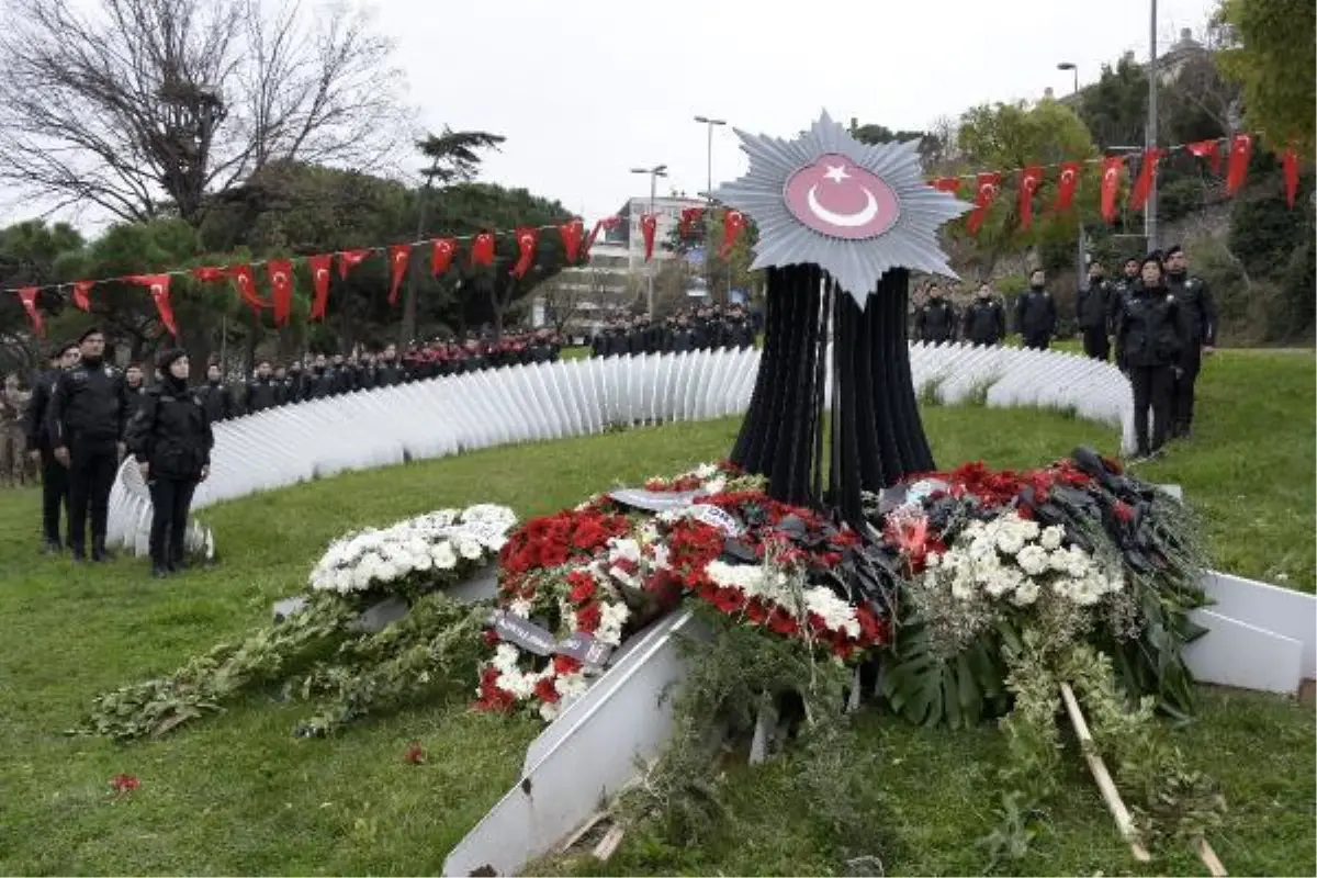 BEŞİKTAŞ\'TAKİ TERÖR SALDIRILARINDA ŞEHİT DÜŞENLER ANILDI