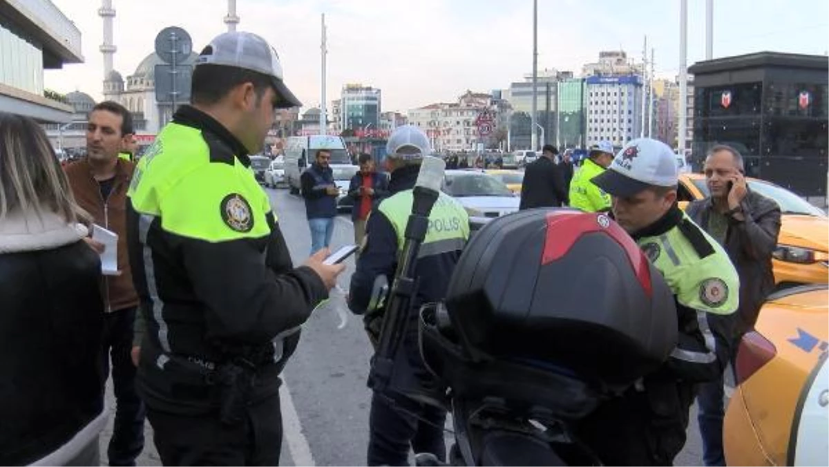 Beyoğlu\'nda aracı trafikten men edilen taksici polisle tartıştı