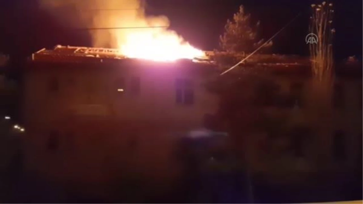 Bir okulun çatısında çıkan yangın söndürüldü