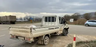 Bursa'da kamyonetle otomobil çarpıştı, 4 kişi yaralandı
