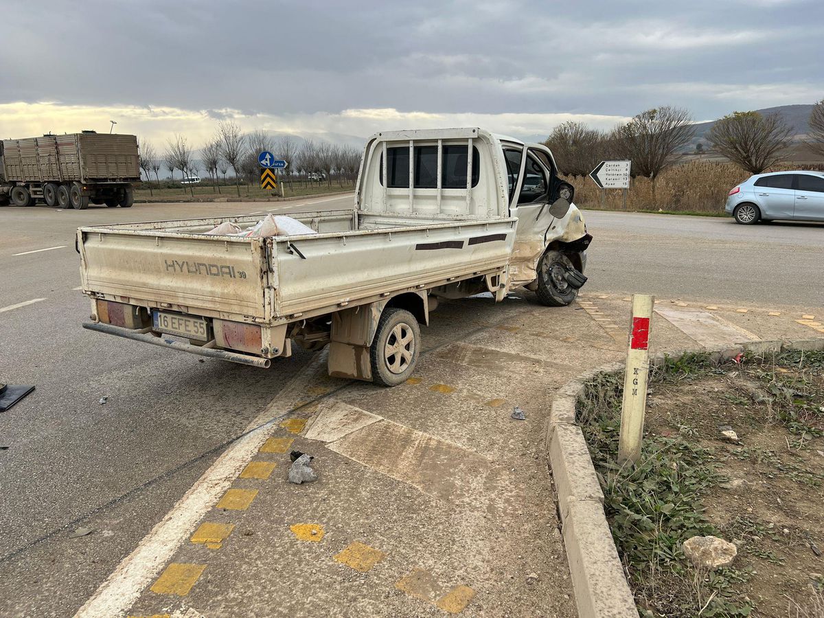 Bursa'da kamyonetle otomobil çarpıştı, 4 kişi yaralandı