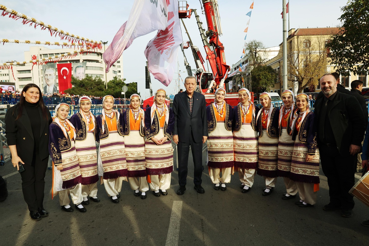 Cumhurbaşkanı Erdoğan: "Türkiye\'yi 20 yılda 3 kat büyütmüş olmamızı yeterli bulmuyor, en kısa sürede 2 kat daha büyüterek dünyanın en büyük 10 ülkesi...
