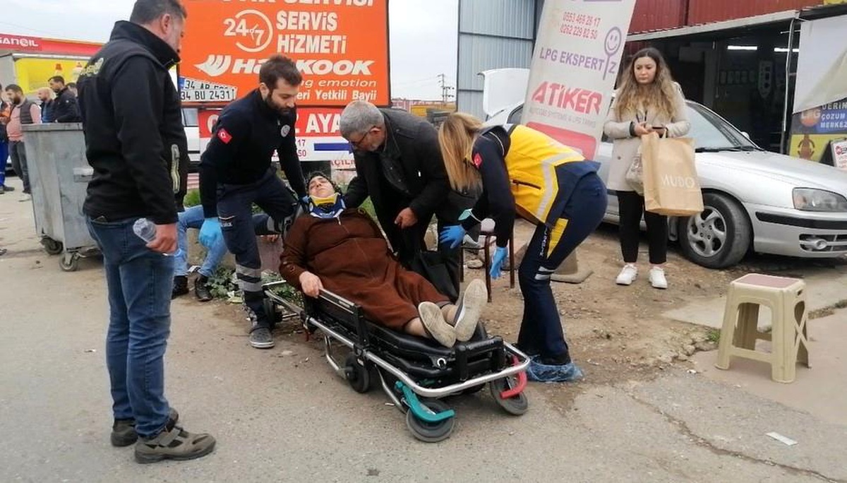 D-100\'de halk otobüsü tıra çarptı: 7 yaralı