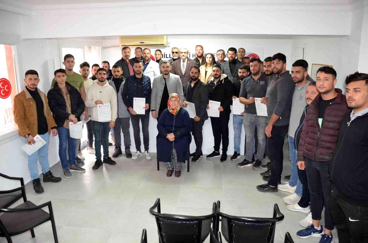 Didim\'de MHP\'ye üye olan gençlere rozetlerini İl Başkanı Alıcık taktı