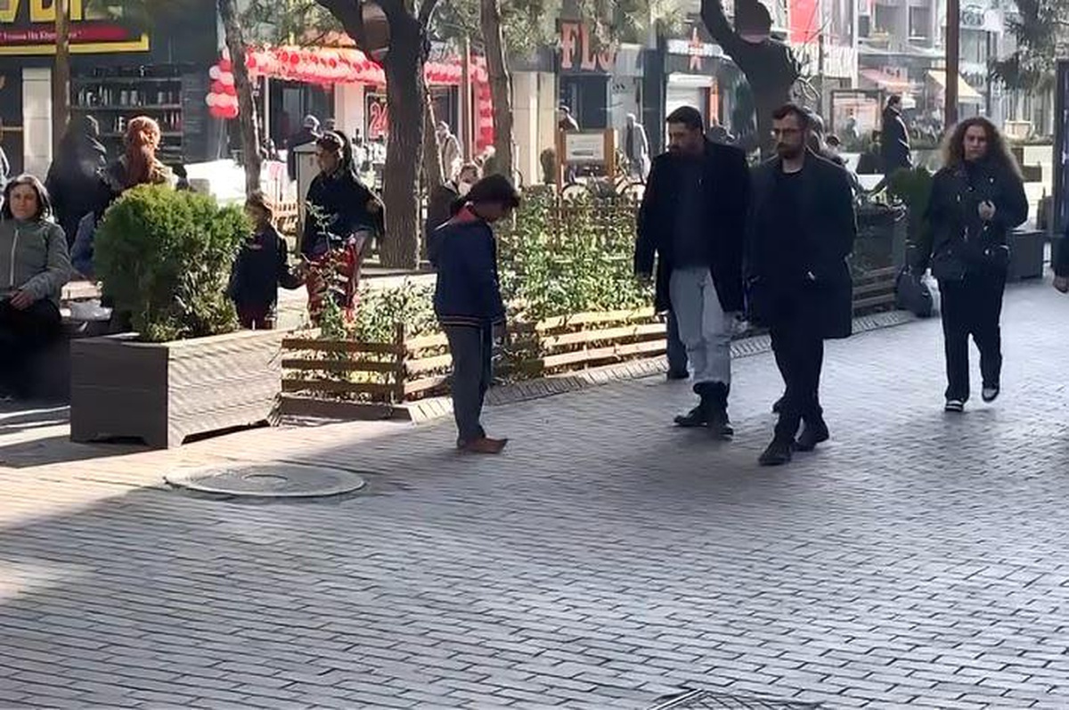 Eskişehir\'de dilenen çocukların yalın ayak oyunu