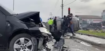 Hafif ticari araç ile otomobilin çarpıştığı kazada 4 kişi yaralandı