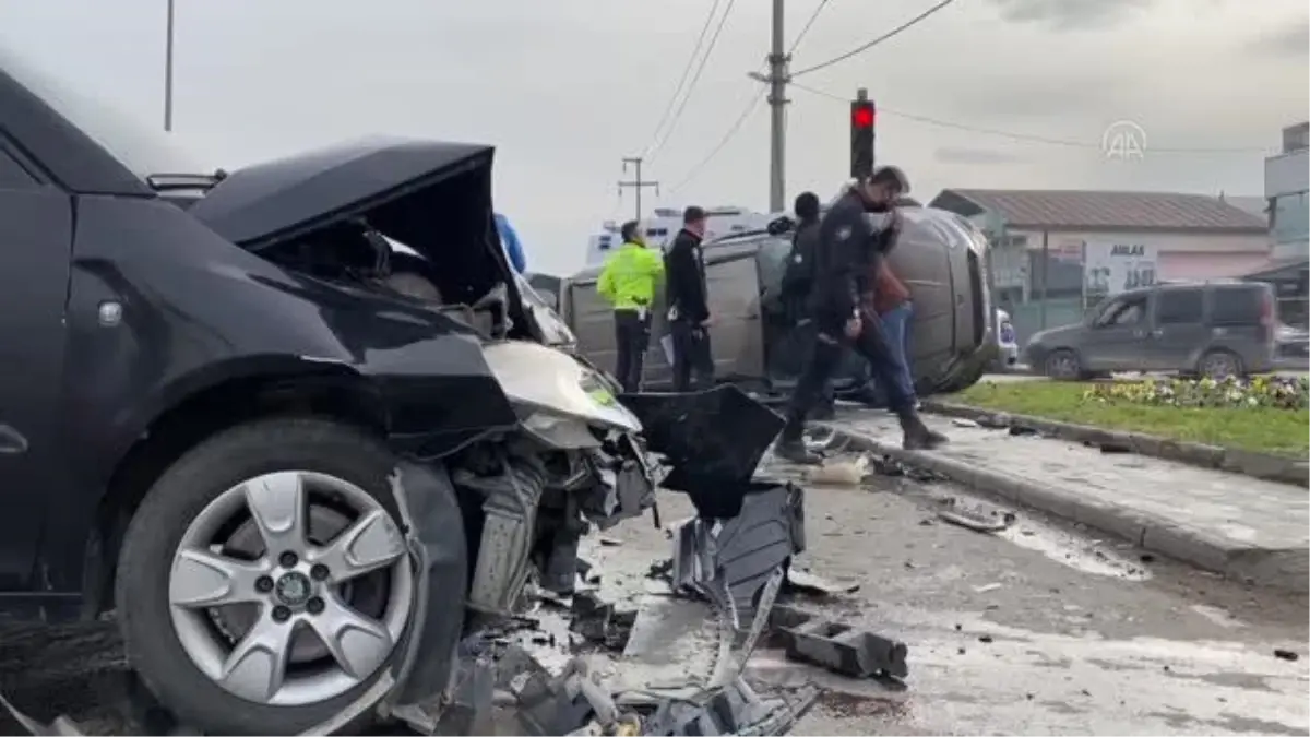 Hafif ticari araç ile otomobilin çarpıştığı kazada 4 kişi yaralandı