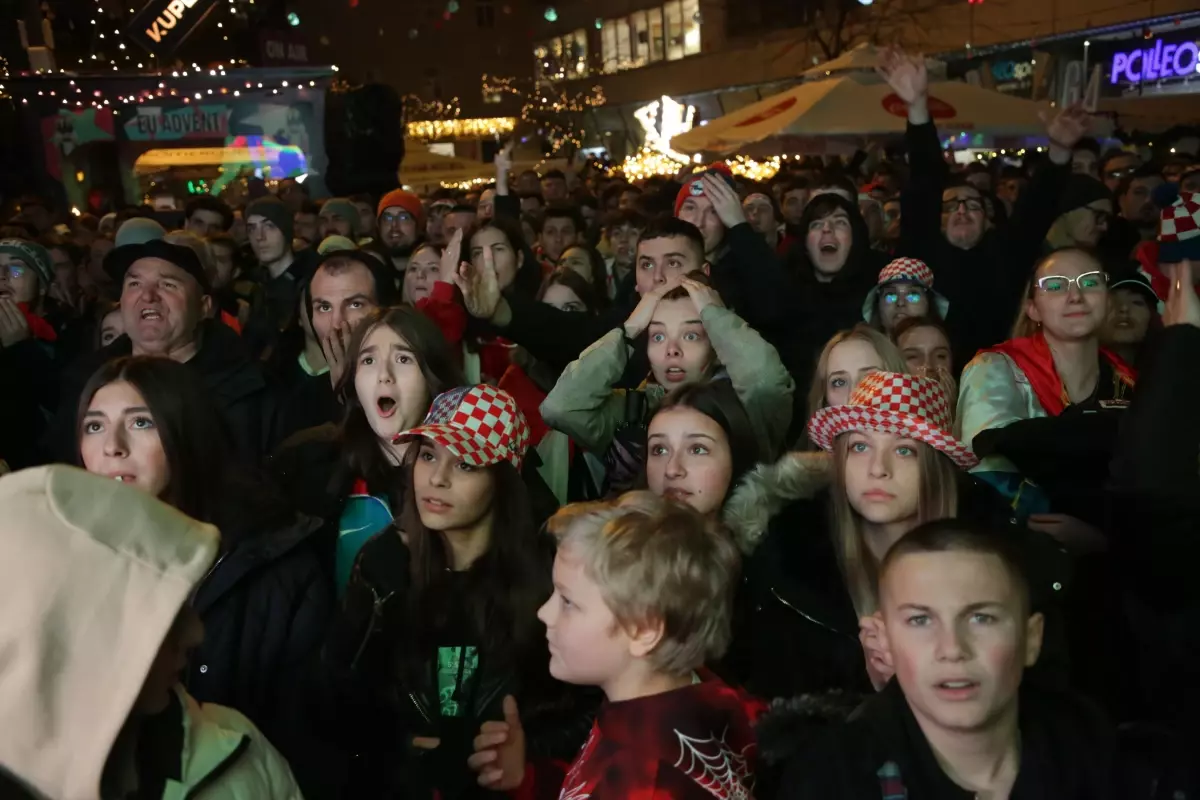 Hırvat taraftarlar, Dünya Kupası\'nda yarı finale yükselmelerini kutladı