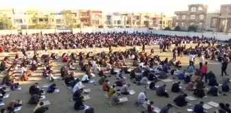 Irak'ta açık alanda yapılan hadis yarışmasına binlerce kişi katıldı