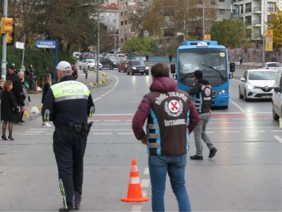 KADIKÖY\'DE POLİS YOLCU GİBİ BİNDİ, MİNİBÜSÇÜLERE CEZA YAĞDI