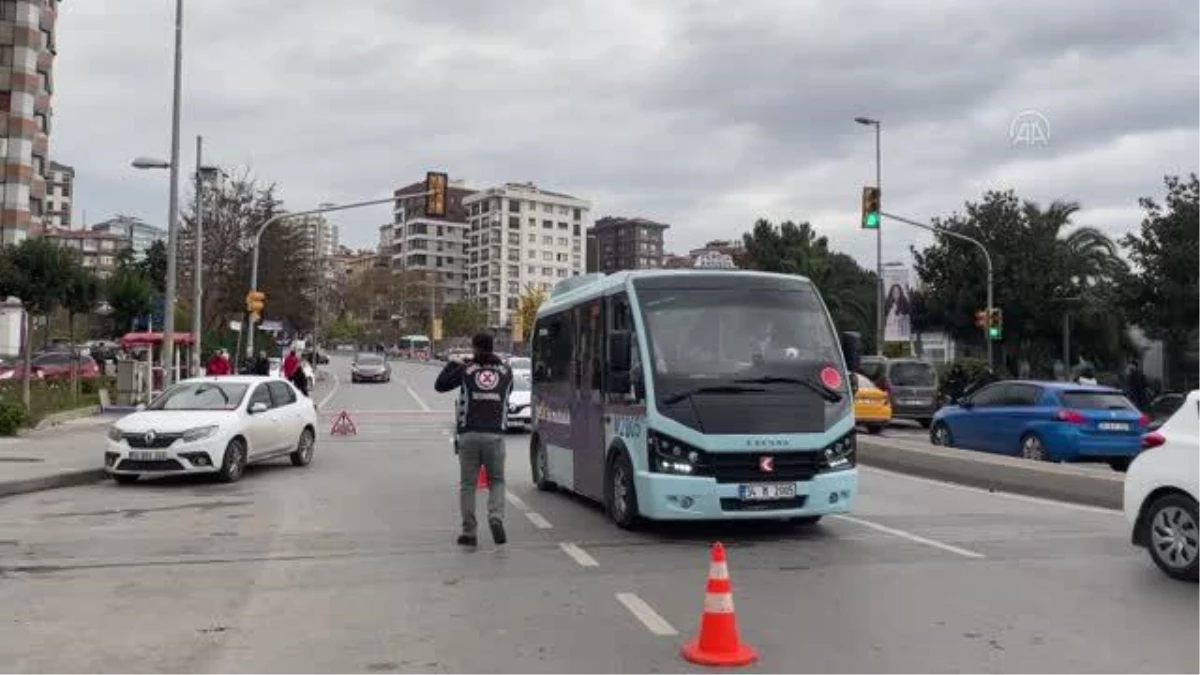 Kadıköy\'de sivil trafik ekipleri yolcu minibüslerini denetledi