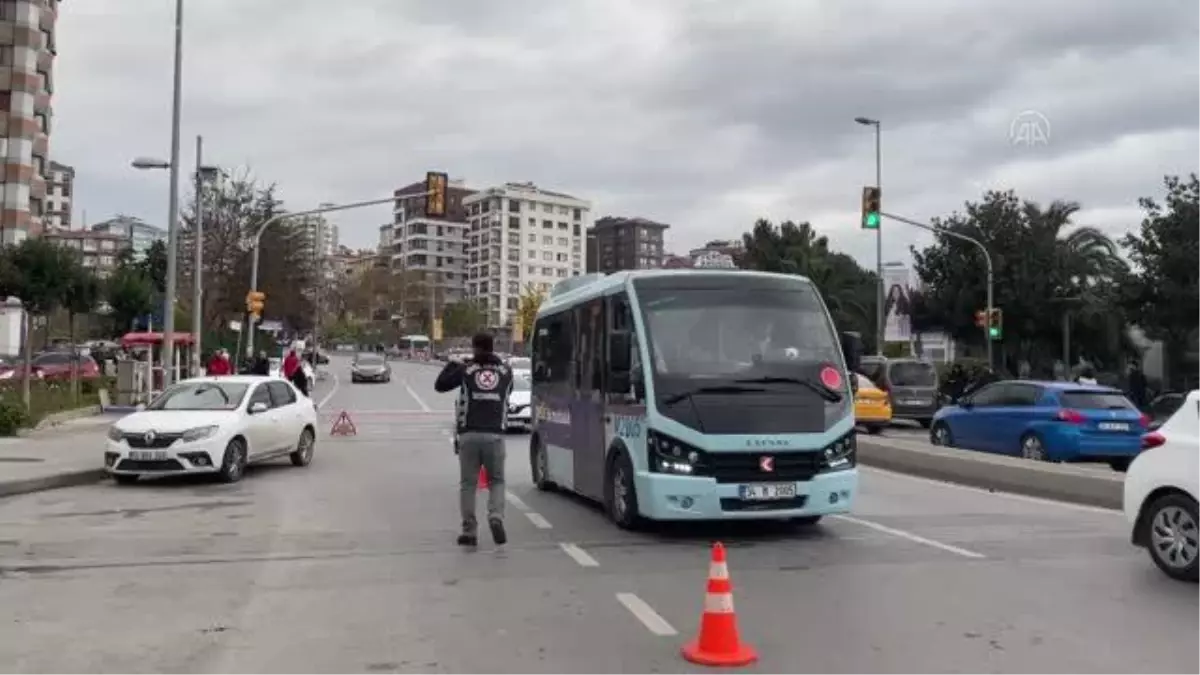 Kadıköy\'de sivil trafik ekipleri yolcu minibüslerini denetledi