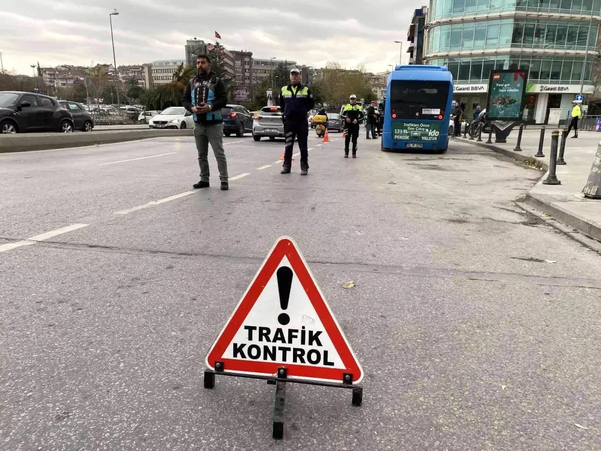 Kadıköy\'de sivil trafik polislerinden minibüslere denetim