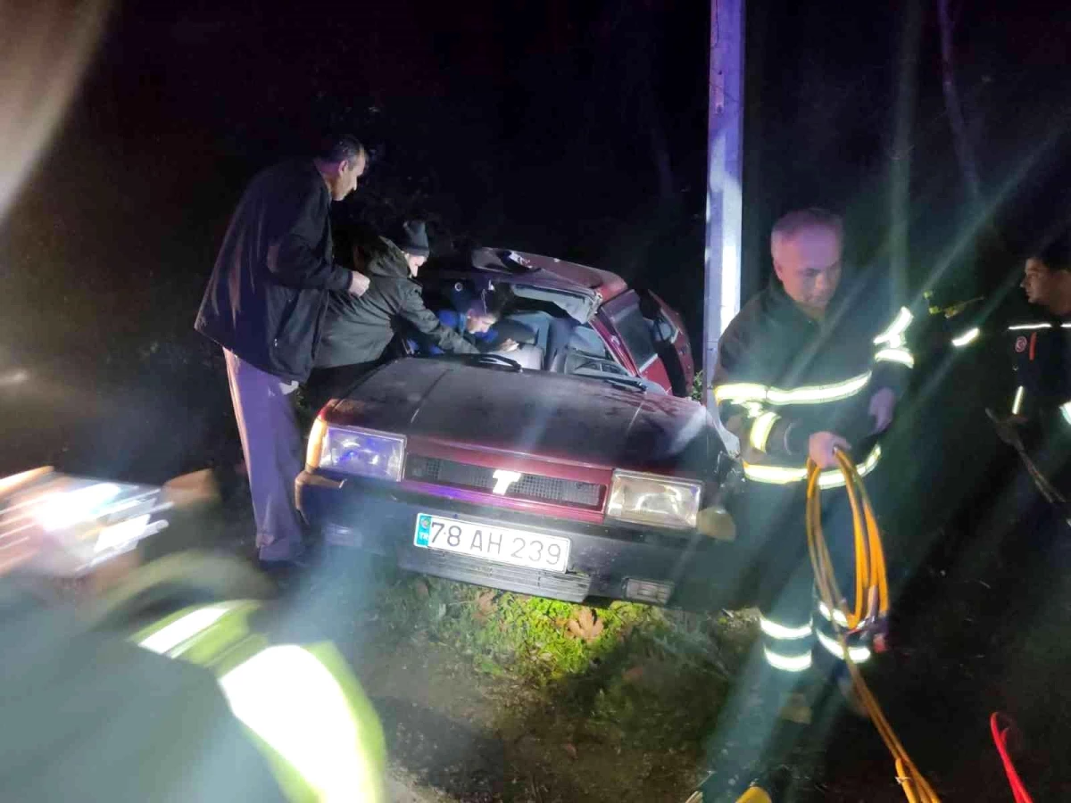 Karabük\'te direğe çarpan otomobil sürücüsü hayatını kaybetti