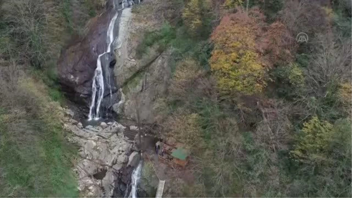 Karacaören Şelalesi aralık ayında sonbahar renklerinin içinde kayalardan dökülüyor