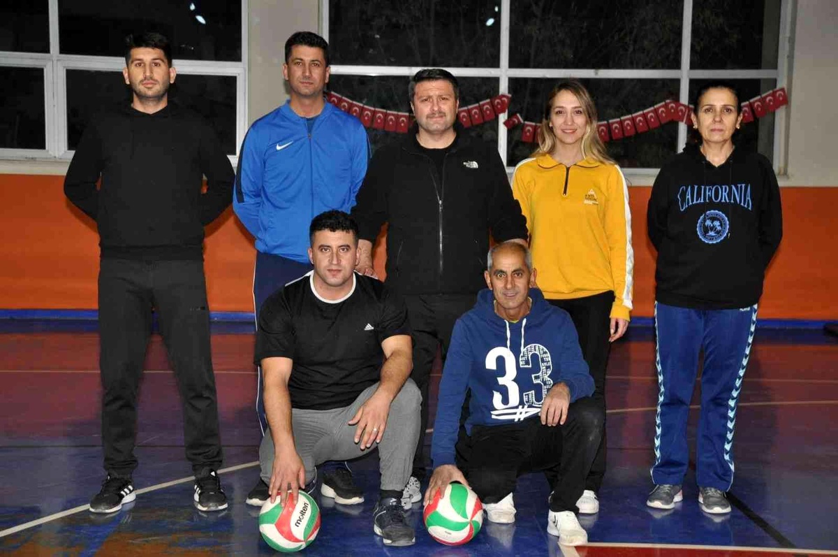 Kaymakam Ocak, kurumlar arası voleybol turnuvasında forma giydi