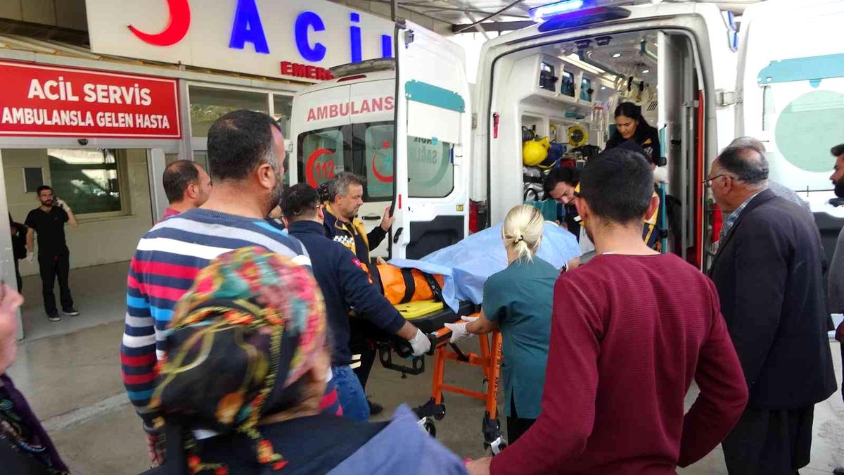 Kozan\'da çift römorklu traktör devrildi: 1 ölü, 46 yaralı