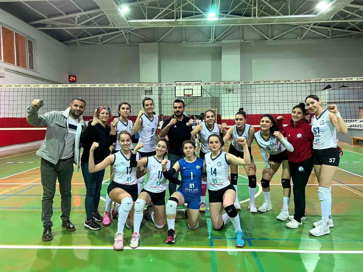 Malatya temsilcisi voleybolcular zirveyi bırakmıyor