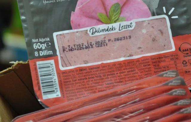 Marketlere denetime giden ekipler, son kullanma tarihinin üzerinden 10 ay geçmiş ürünler buldu Marketlere denetime giden ekipler, son kullanma tarihinin üzerinden 10 ay geçmiş ürünler buldu