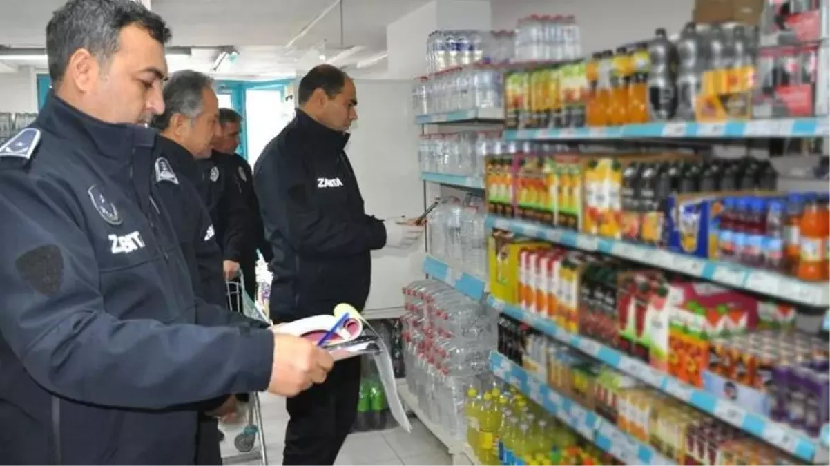 Marketlere denetim düzenleyen ekipler, son kullanma tarihinin üzerinden 10 ay geçmiş ürünlerle karşılaştı