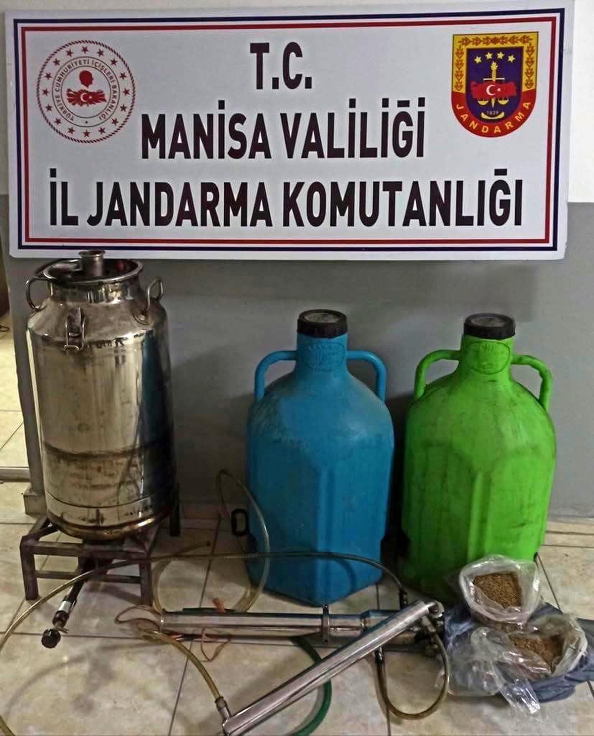 Salihli\'de jandarmadan kaçak içki operasyonu