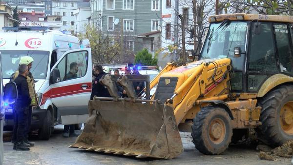 Sultanbeyli\'de toprak altında kalan işçi hayatını kaybetti