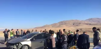 Van'da iki otomobilin çarpıştığı kazada 1 kişi öldü, 6 kişi yaralandı