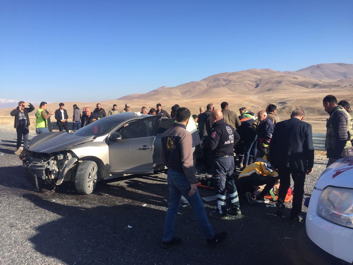 Van\'da iki otomobilin çarpıştığı kazada 1 kişi öldü, 6 kişi yaralandı