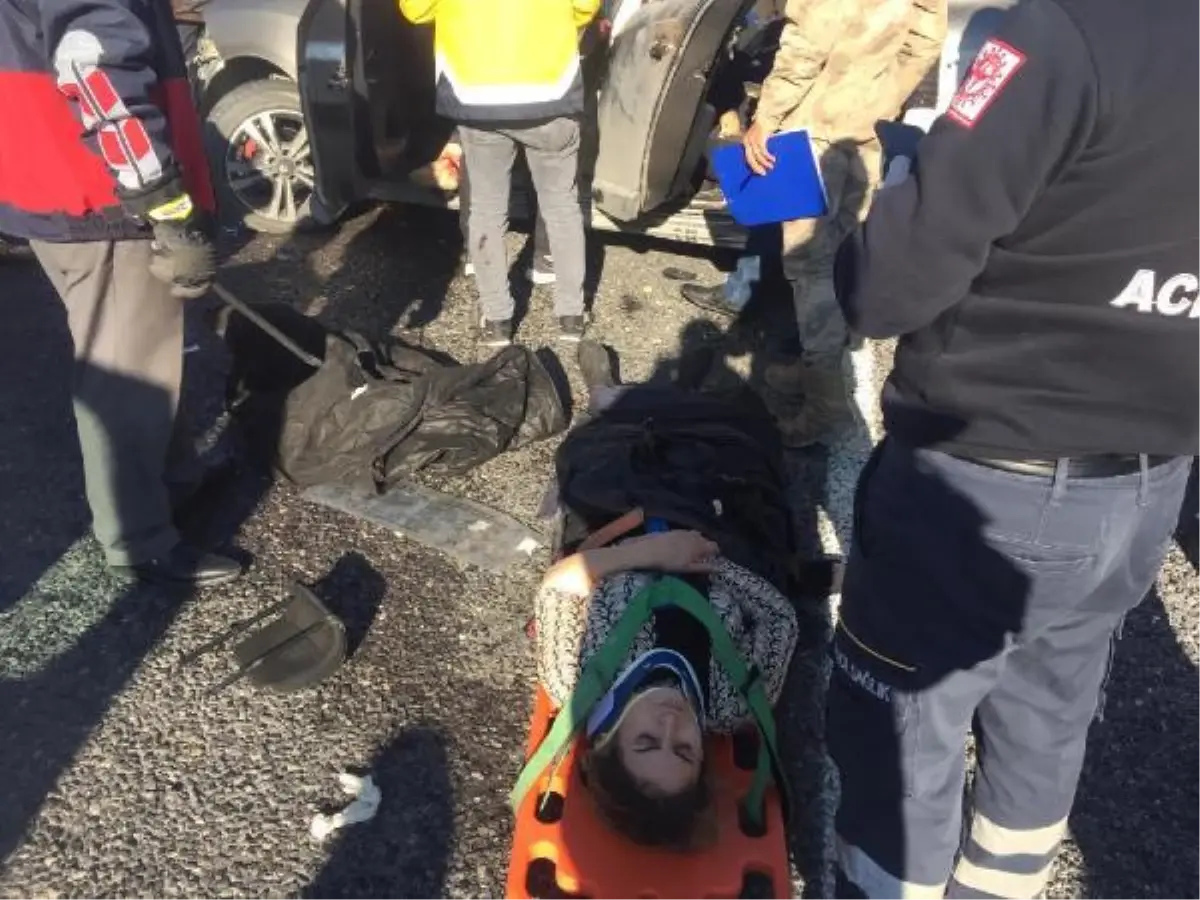 Van'da otomobiller kafa kafaya çarpıştı: 1 ölü, 2'si ağır 6 yaralı