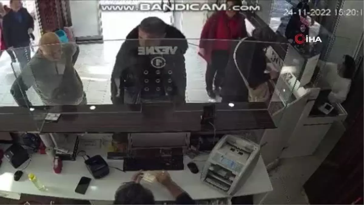 Yaşlı kadının kefen parasına göz diken dolandırıcılar kameraya böyle yakalandı