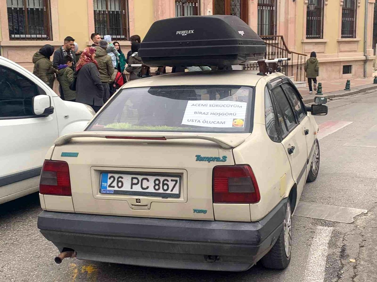Acemi olduğunu aracının arka camına yazdı