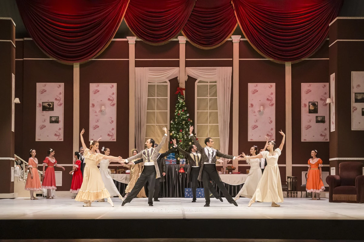 Antalya Devlet Opera ve Balesi "Fındıkkıran" balesini sahneledi