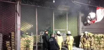 Ataşehir'de sebze ve meyve halindeki iş yerinde yangın