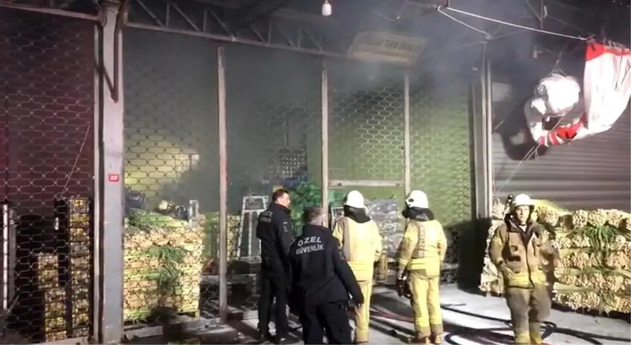 Ataşehir'de sebze ve meyve halindeki iş yerinde yangın