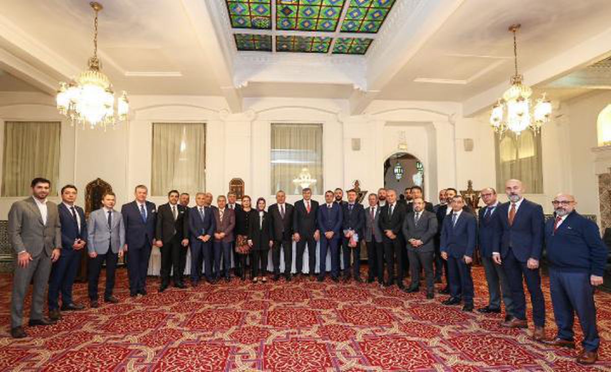 Bakan Çavuşoğlu, Cezayir\'de Türk iş insanlarıyla bir araya geldi