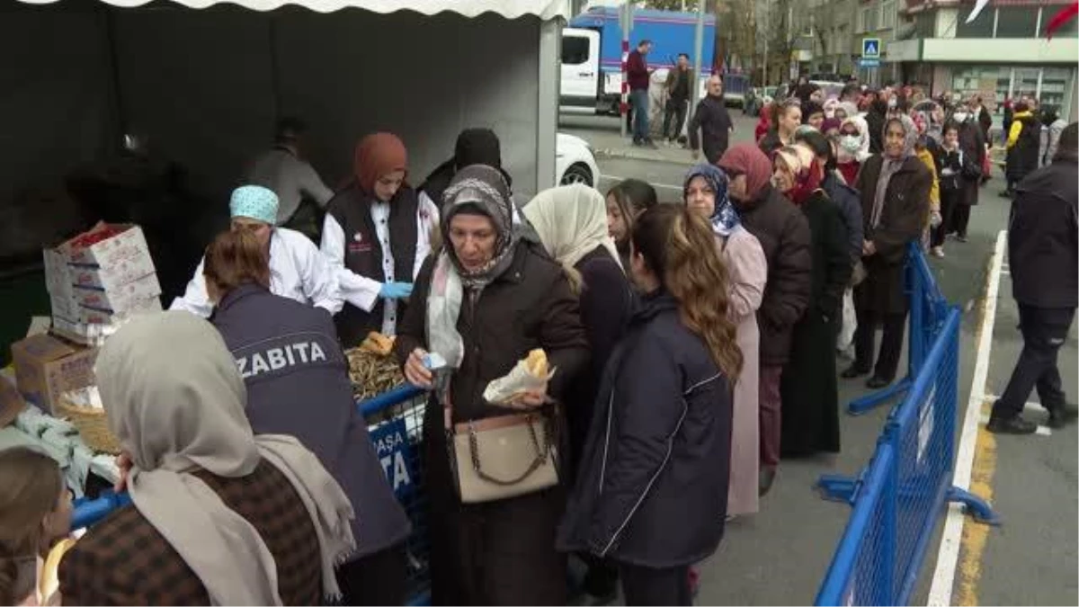 Bayrampaşa\'da düzenlenen festivalde 3 ton hamsi dağıtıldı